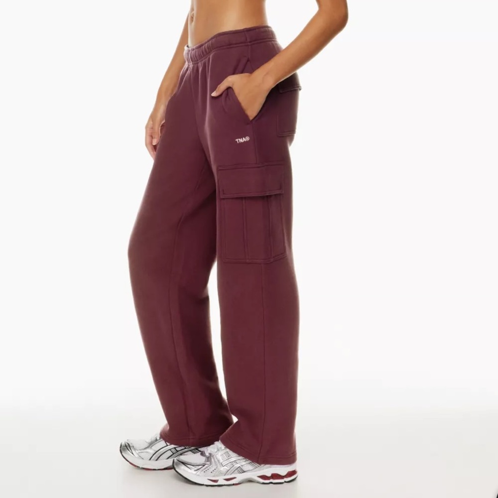 TNA NWT cozy fleece mega cargo sweatpant size XS. Spiced burgundy regular length